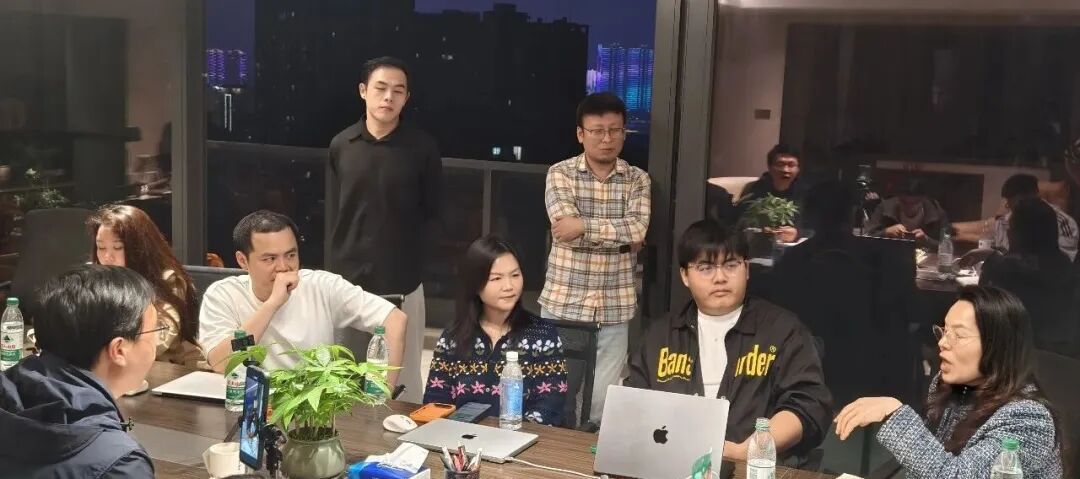 参与者面对面提问与讨论